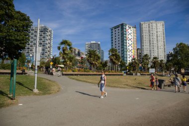 İngiliz Körfezi Sahili Sahili. Gün batımı, sahilde yürüyen insanlar. Şehir merkezinde spor kanalında. Tatil gezisi sporu