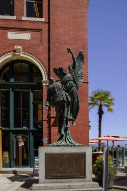 Bir kış masalı - Noel için güneşli bir gün. Karla kaplı sokaklar, evler, güneş ışınları, yaya bölgesinde yürüyen insanlar. Kayak merkezi, kışın Olimpiyat oyunları Whistler, Kanada