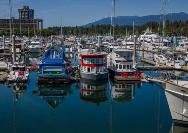 Vancouver, İngiliz Colambia, Kanada 16.08.2021 Sevimli, renkli yüzen yüzen yüzen yüzen yüzen yüzen yüzen yüzen yüzen yüzen yüzen yüzen tekneler rıhtımlar. Yaz tatili evi