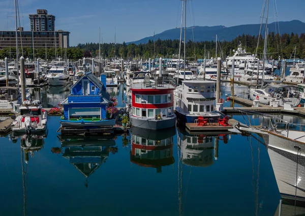 Vancouver, İngiliz Colambia, Kanada 16.08.2021 Sevimli, renkli yüzen yüzen yüzen yüzen yüzen yüzen yüzen yüzen yüzen yüzen yüzen yüzen tekneler rıhtımlar. Yaz tatili evi