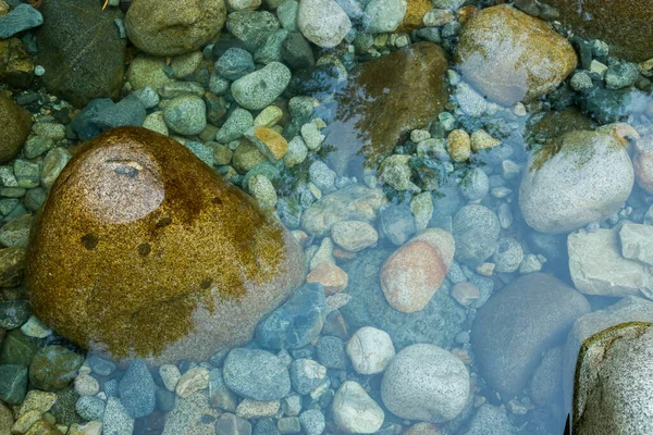 Taşlar alt arkaplan ve temiz mavi su