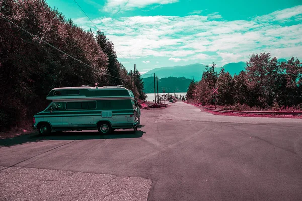 Aile seyahati. Karavanda tatil gezisi, doğa manzaralı dağlar. Karavan arabası. Mavi ve pembe renkler 