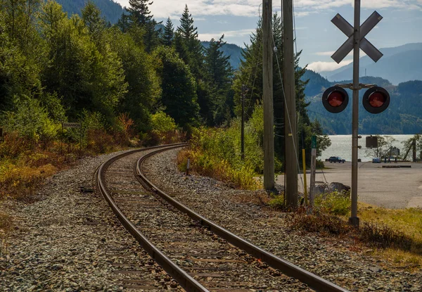 Ferrovia Nas Montanhas Perto Oceano Canadá Estrada Ferroviária Fundo Céu — Fotografia de Stock