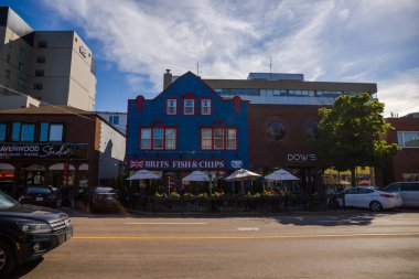 Fish and chips cafe 'nin dışı. Balığı ve cipsleri al, ön cephe, işaret ve giriş göster.