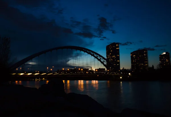 Nocne Światła Miasta Most Portowy Rzeka Wieczorne Niebo Odbicie Wody — Zdjęcie stockowe