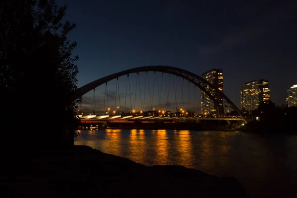 夜市灯 过河的桥 人们在桥上行走 — 图库照片