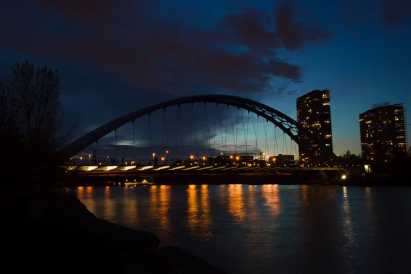 Nocne Światła Miejskie Most Przez Rzekę Ludzie Spacerujący Moście — Zdjęcie stockowe