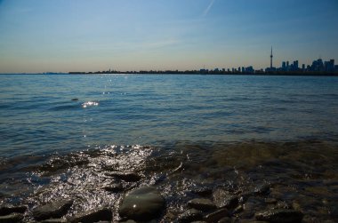 Toronto şehri, sokakta yürüyen insanlar. Hafta içi iş günü. Yaz zamanı, mavi gökyüzü arka planı. Toronto, Ontario, Kanada