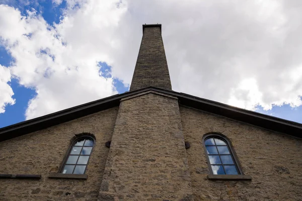 Ein Altes Steinhaus Mit Bogenfenstern Und Einem Kamin Viktorianischer Stil — Stockfoto