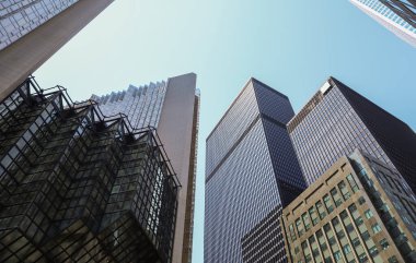 Gökdelen binaları - temiz mavi gökyüzü arkaplanı. Şehir merkezinde modern mimari