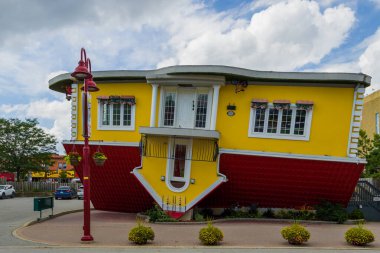 Ters dönmüş ev - Niagara Şelalesi 'nde popüler eğlence, Ontario, Kanada  