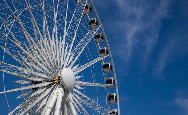Niyagara Şelalesi, Ontario 'nun arka planındaki lunaparkta dönme dolap eğlencesi.,