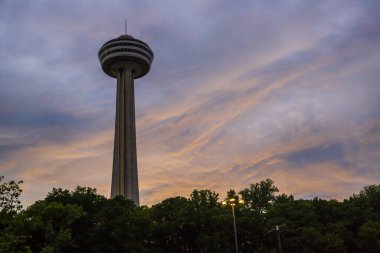  Gözlem kulesi ve güzel gökyüzü gün batımında pembe bulutlarla.