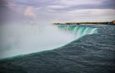 Odaklanmamış su arka planı - girdap dalgaları, mavi renk. Sıvı dokuya sahip soyut bir arkaplan. Niagara Nehri