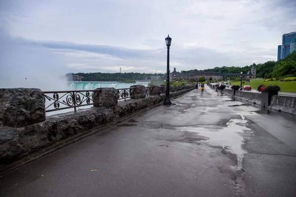 Niagara yağmurdan sonra gezinti güvertesine düşer. Az sayıda insan, temiz bölge, ıslak kaldırım