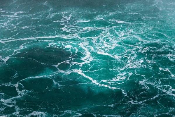 Odaklanmamış su arka planı - girdap dalgaları, mavi renk. Sıvı dokuya sahip soyut bir arkaplan. Niagara Nehri