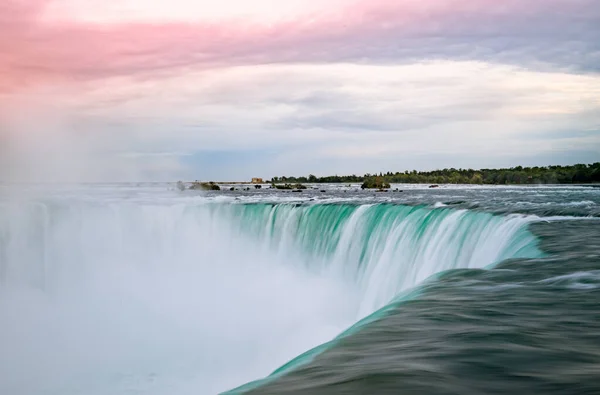  Niagara şelaleleri - mavi su, sis ve bulutlu gökyüzü. Dramatik tonlarda. Doğa arkaplanı