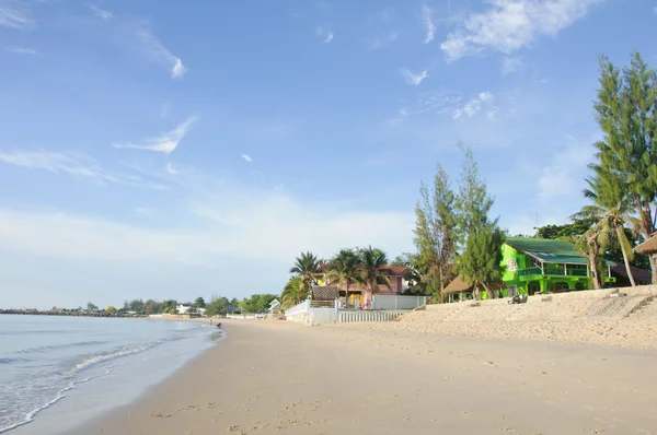 Hermosa playa y resorts en la mañana — Foto de Stock