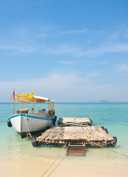 Barco a la isla — Foto de Stock