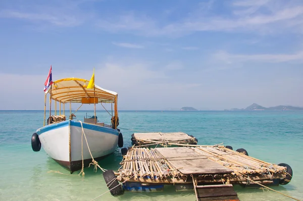 Barco a la isla — Foto de Stock