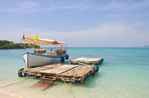 Barco a la isla — Foto de Stock