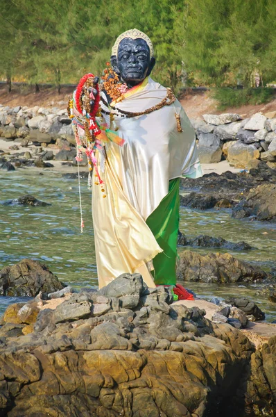 Estátua gigante na praia — Fotografia de Stock