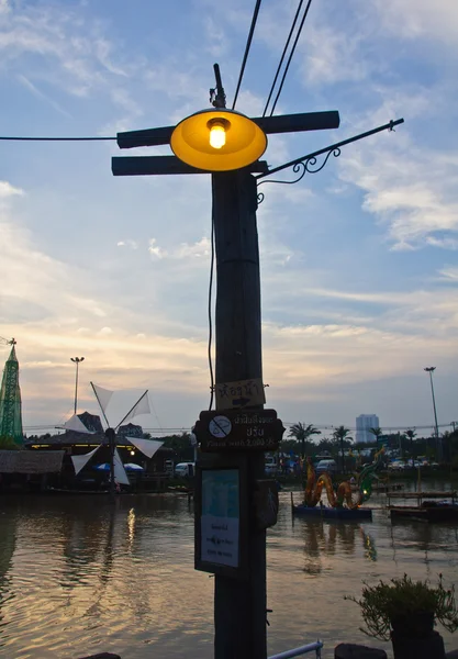 Waterfront geçit üzerinde ışık kutup — Stok fotoğraf