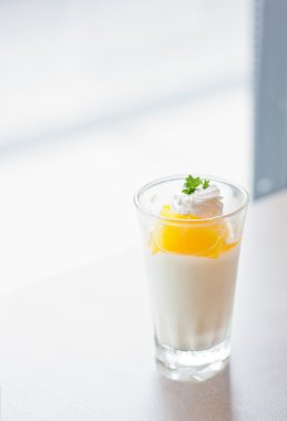 bir tablo üzerinde turuncu panna cotta