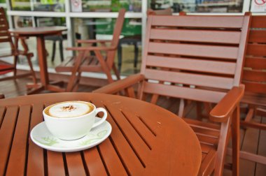 capuchino ahşap zemin üzerine kahve bir fincan.