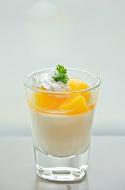 bir tablo üzerinde turuncu panna cotta