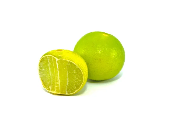 Лимон на белом фоне — стоковое фото
