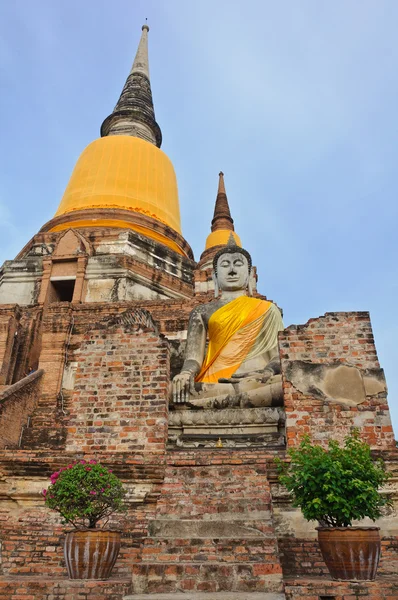 La estatua antigua grande del buddha en templo viejo arruinado —  Fotos de Stock