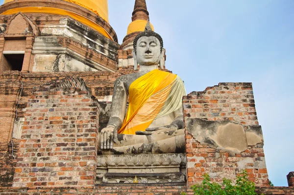 台無しにされた古い寺院で大きな古代の仏像 — ストック写真