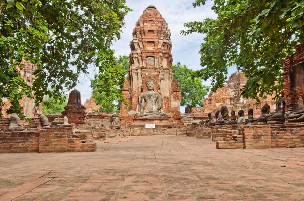 Die große antike Buddha-Statue in einem zerstörten alten Tempel in Ayutthaya — Stockfoto