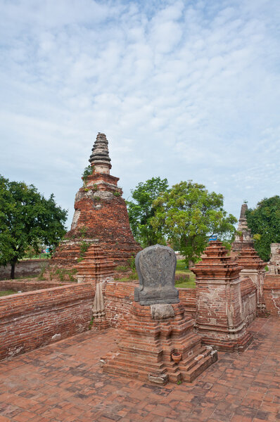 Древняя пагода в разрушенном старом храме
