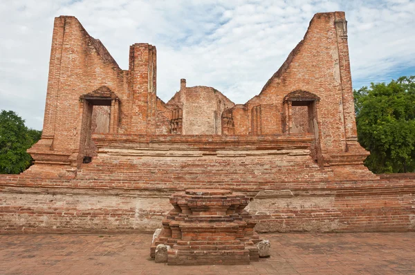 Templo velho arruinado construir a partir de tijolo — Fotografia de Stock