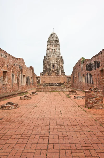 Templo velho arruinado construir a partir de tijolo — Fotografia de Stock