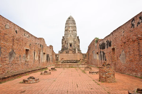 Templo velho arruinado construir a partir de tijolo — Fotografia de Stock