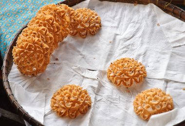 kayan piyasada satılan tatlı toz kızarmış