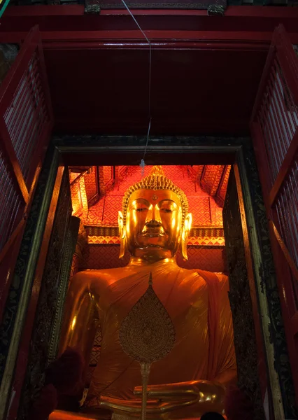 Stor guld Buddha statue - Stock-foto