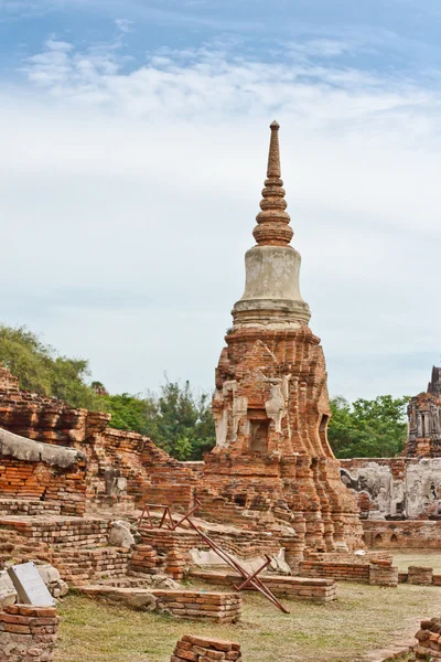 Starobylé pagoda v troskách starého chrámu — Stock fotografie