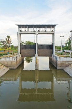 baraj ve su geçidi sulama kanalına