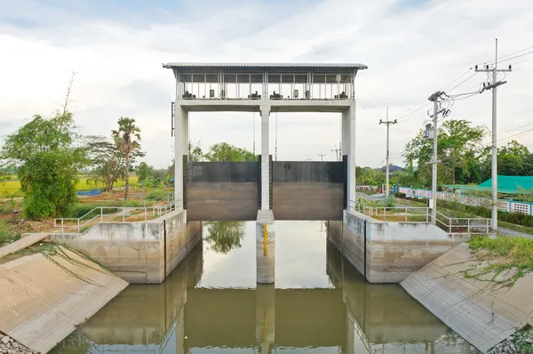 Poarta de apă și baraj într-un canal de irigare — Fotografie, imagine de stoc