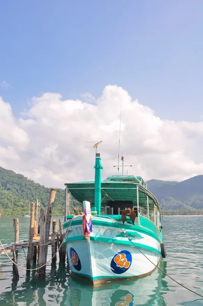 Barco turístico local atracado en puerto —  Fotos de Stock