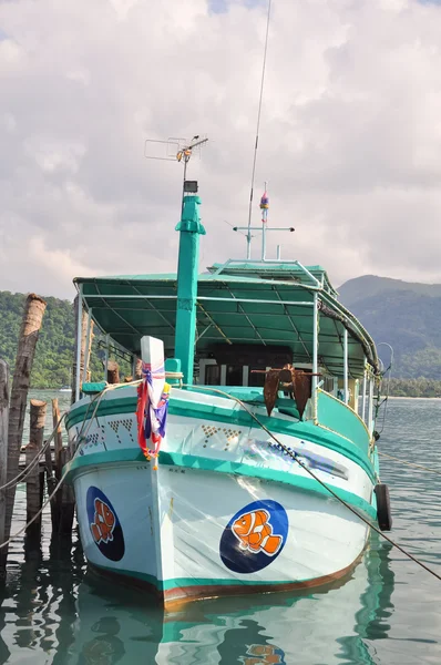 Barco turístico local atracado no porto — Fotografia de Stock