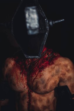 Karanlıktaki maskeli zombi canavarın kanlı portresi. Cadılar Bayramı konsepti.