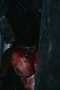 Kanlı adam maskeli zombi canavarın görüntüsü karanlıkta saklanıyor. Cadılar Bayramı konsepti Yakın çekim..