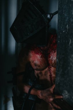 Kanlı adam maskeli zombi canavarın görüntüsü karanlıkta saklanıyor. Cadılar Bayramı konsepti Yakın çekim..