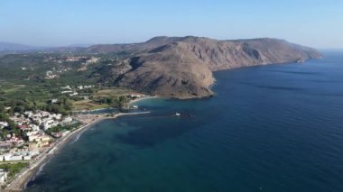 Yunan adası Girit 'te deniz, kıyı şeridi, sahil ve Georgioupolis' te insansız hava aracı bulunan güzel bir manzara..
