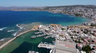 İHA 'nın şehir, rıhtım, yat parkı ve turkuaz deniz manzarası Yunanistan' ın Girit adasında..